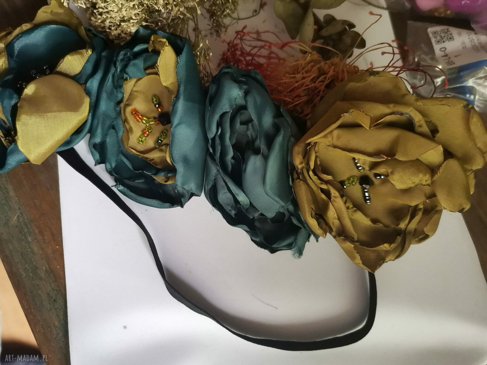 Wianek boho na gumce z dużych, okazałych kwiatów w ciekawych kolorach