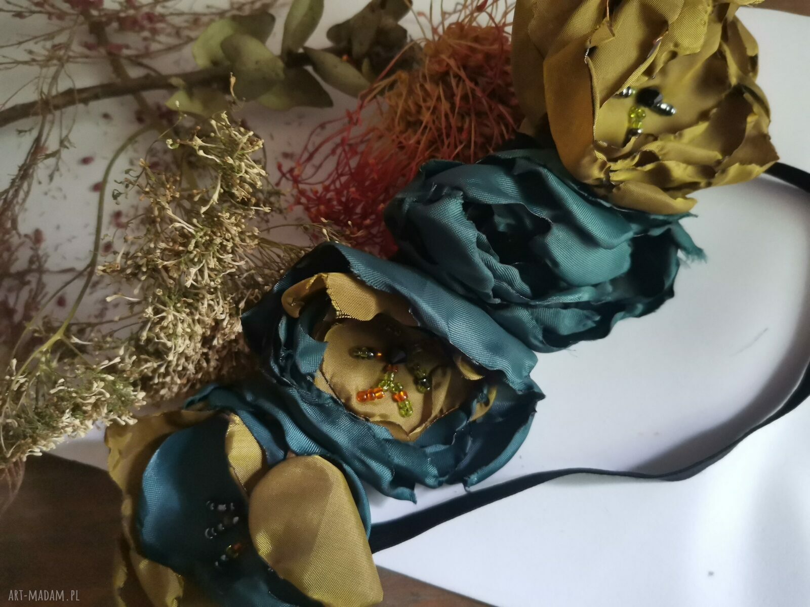 Wianek boho na gumce z dużych, okazałych kwiatów w ciekawych kolorach