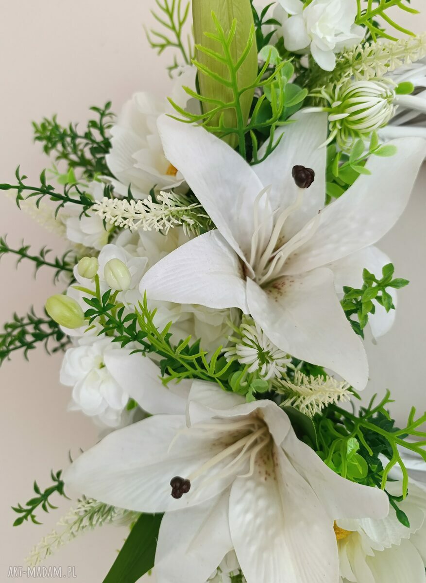 Biały wianek wiklinowy na drzwi z liliami - dekoracja kwiatowa handmade