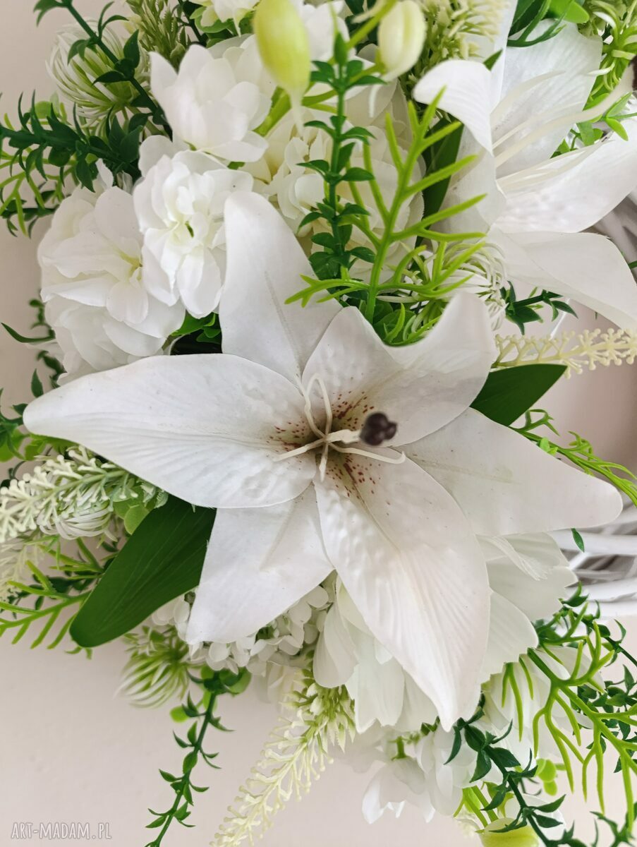 Biały wianek wiklinowy na drzwi z liliami - dekoracja kwiatowa handmade