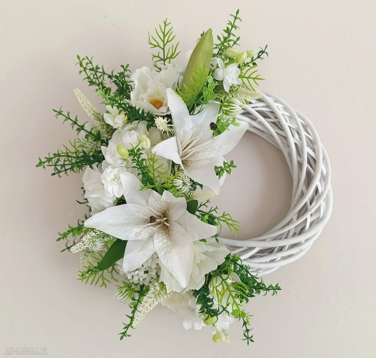 Biały wianek wiklinowy na drzwi z liliami - dekoracja kwiatowa handmade