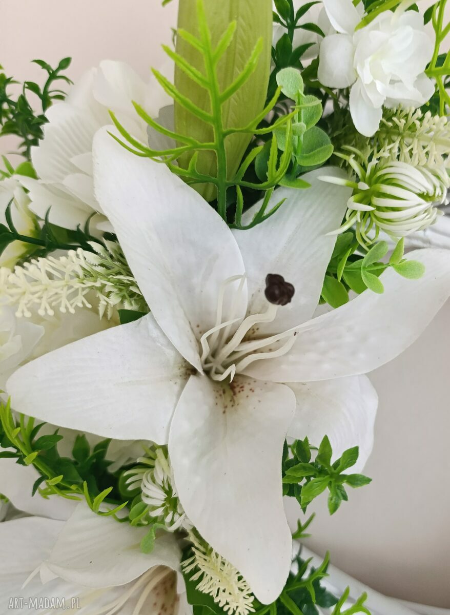 Biały wianek wiklinowy na drzwi z liliami - dekoracja kwiatowa handmade