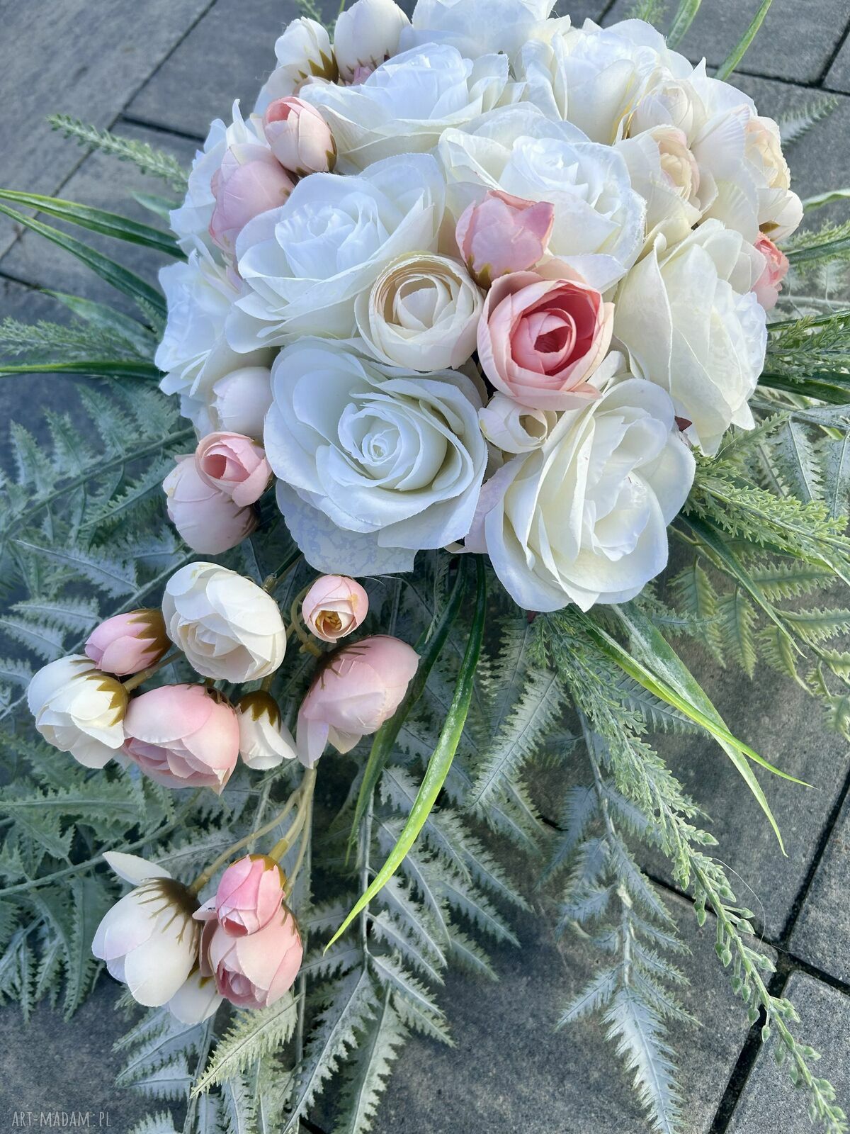 Ręcznie wykonana wiązanka nagrobna z białych i różowych róż (ok. 80 cm)