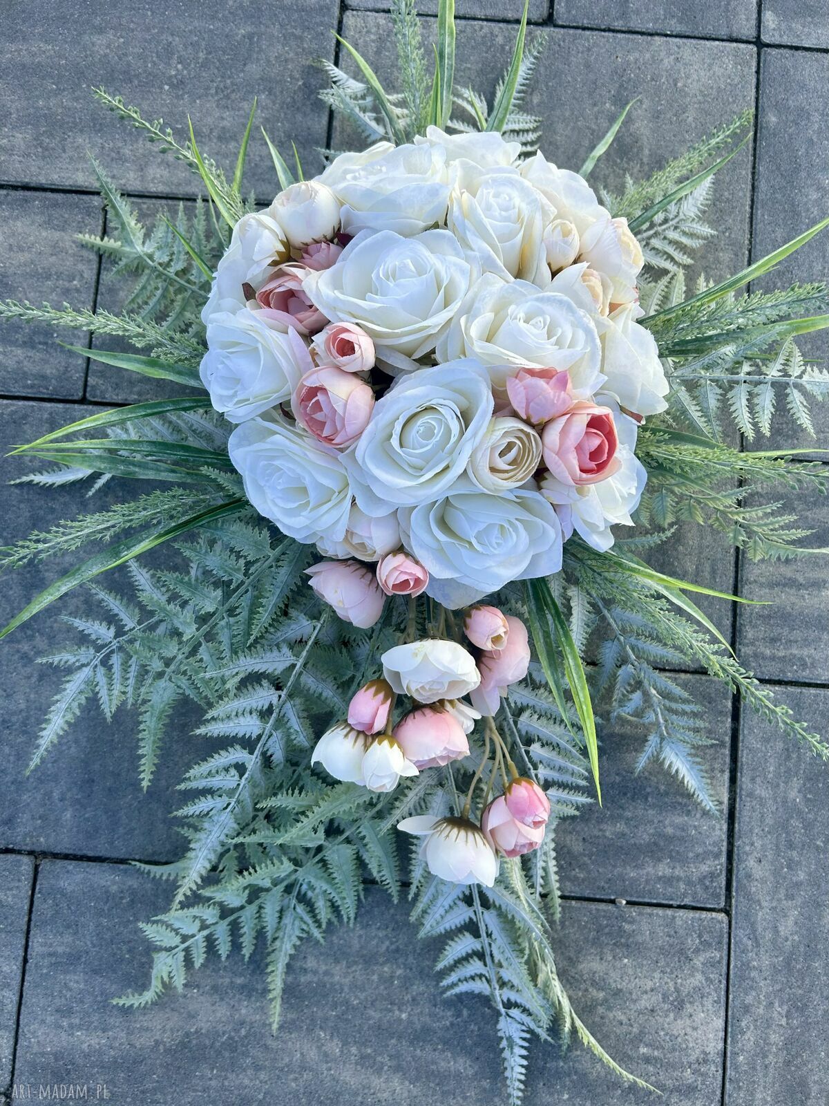 Ręcznie wykonana wiązanka nagrobna z białych i różowych róż (ok. 80 cm)