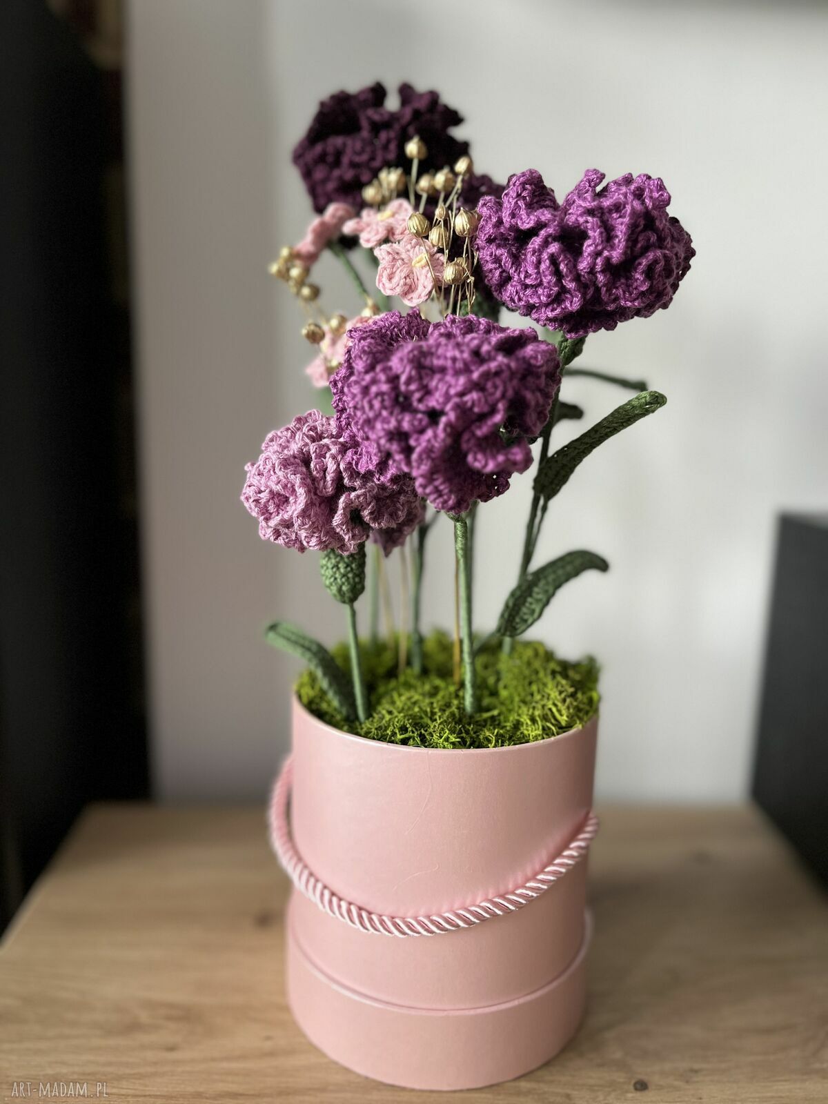 Wieczne kwiaty na Dzień Kobiet - fioletowy flowerbox z goździków i niezapominajek