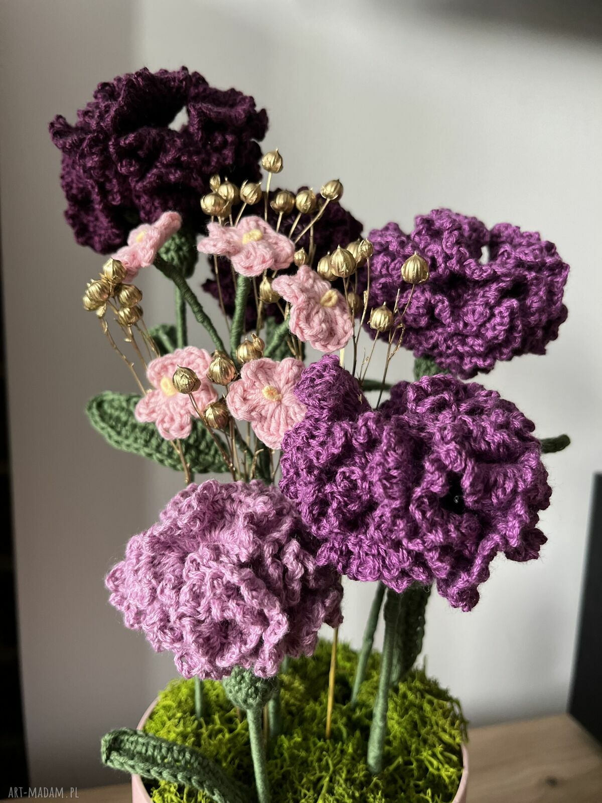 Wieczne kwiaty na Dzień Kobiet - fioletowy flowerbox z goździków i niezapominajek