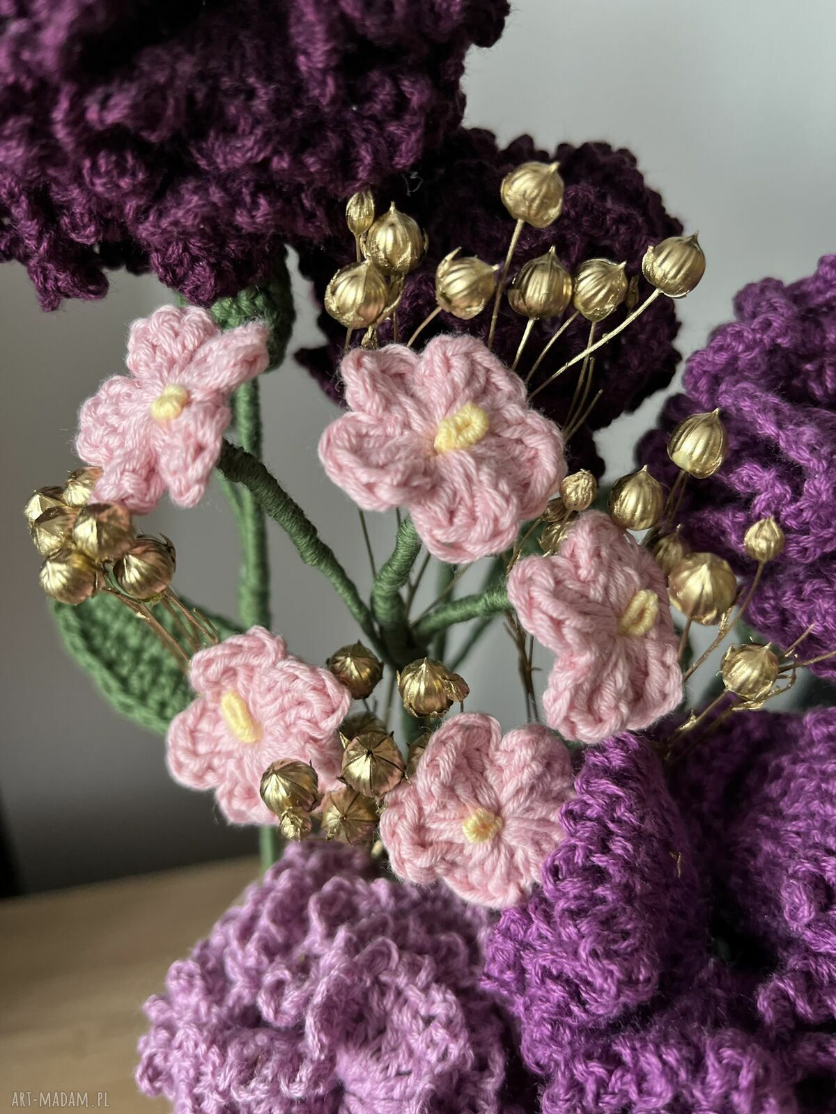 Wieczne kwiaty na Dzień Kobiet - fioletowy flowerbox z goździków i niezapominajek