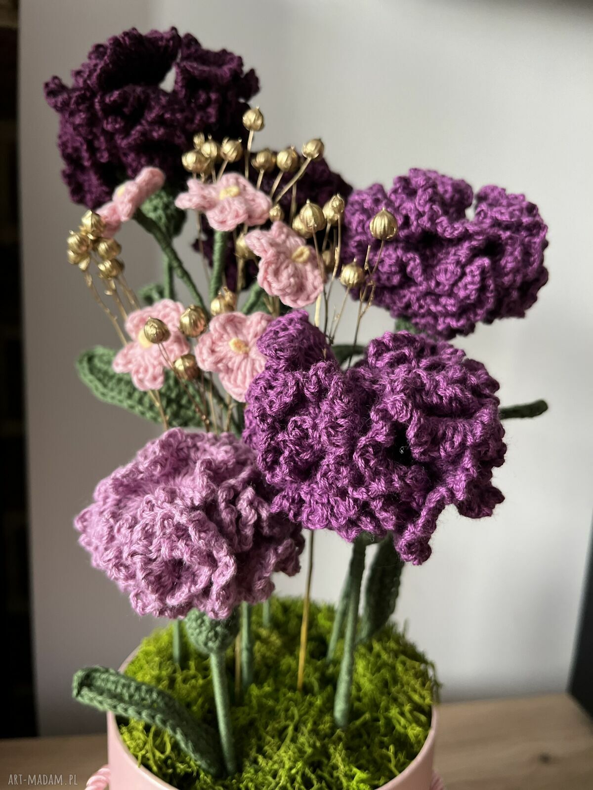 Wieczne kwiaty na Dzień Kobiet - fioletowy flowerbox z goździków i niezapominajek