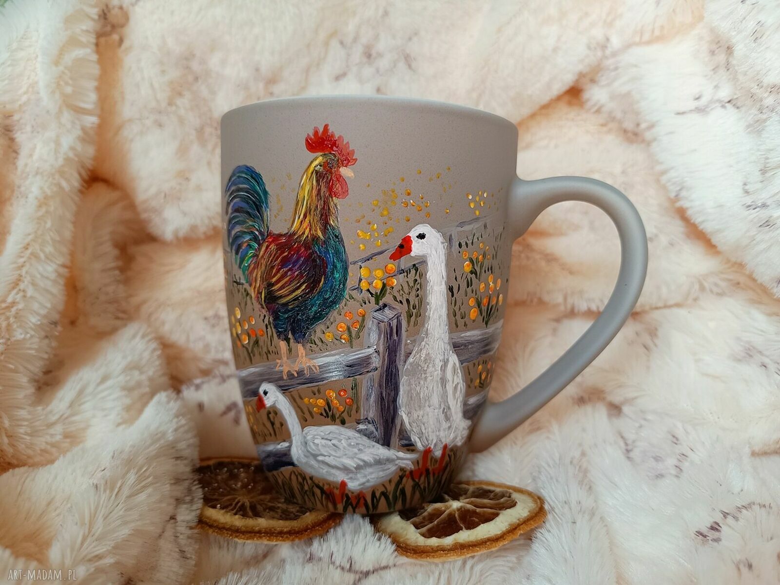 Wiejskie klimaty - ręcznie malowany kubek porcelanowy 300 ml: kogut, gąski i zioła