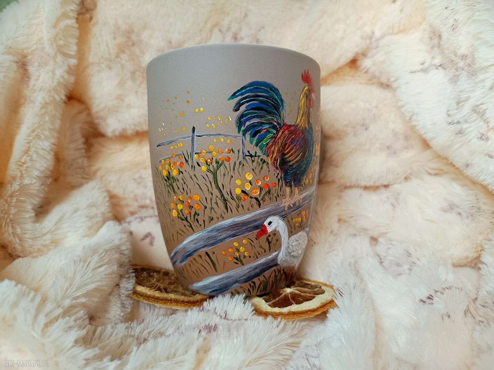Wiejskie klimaty - ręcznie malowany kubek porcelanowy 300 ml: kogut, gąski i zioła