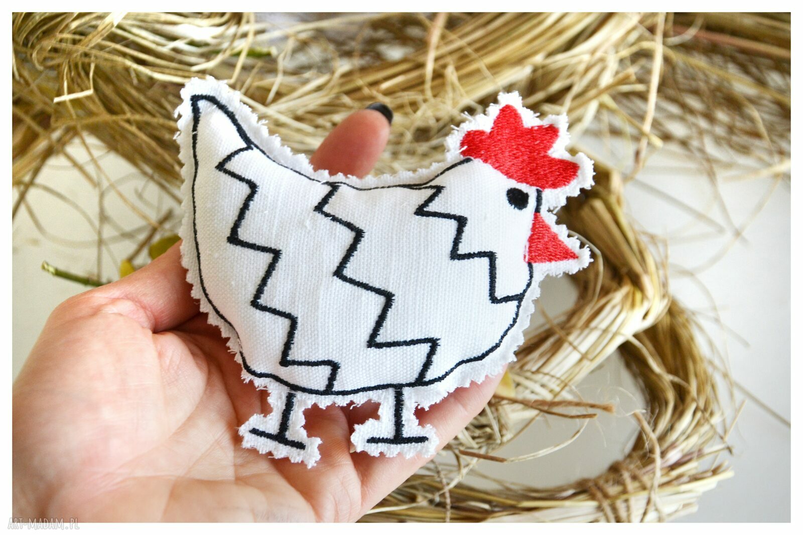 Kurka wielkanocna do koszyczka - haftowana ozdoba handmade z lnu