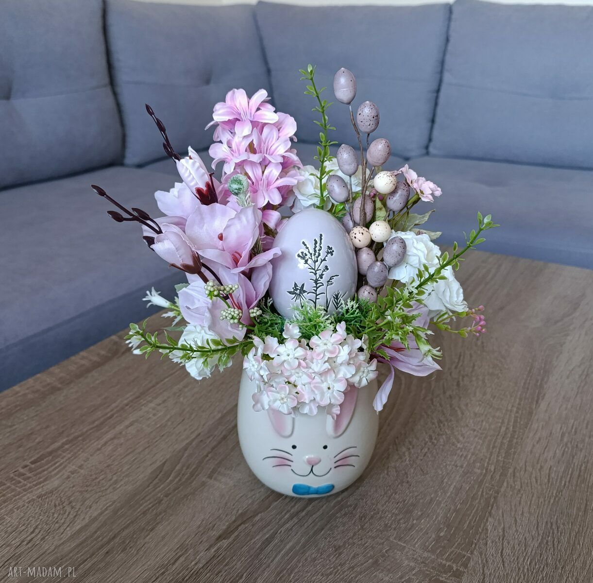 Dekoracja wielkanocna w ceramicznym zajączku - stroik na Wielkanoc i wiosnę