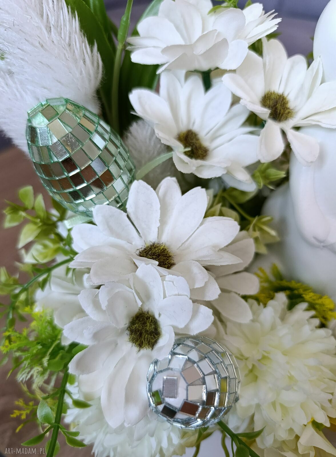 Stroik wielkanocny z zającem w drewnianym „ogródku”