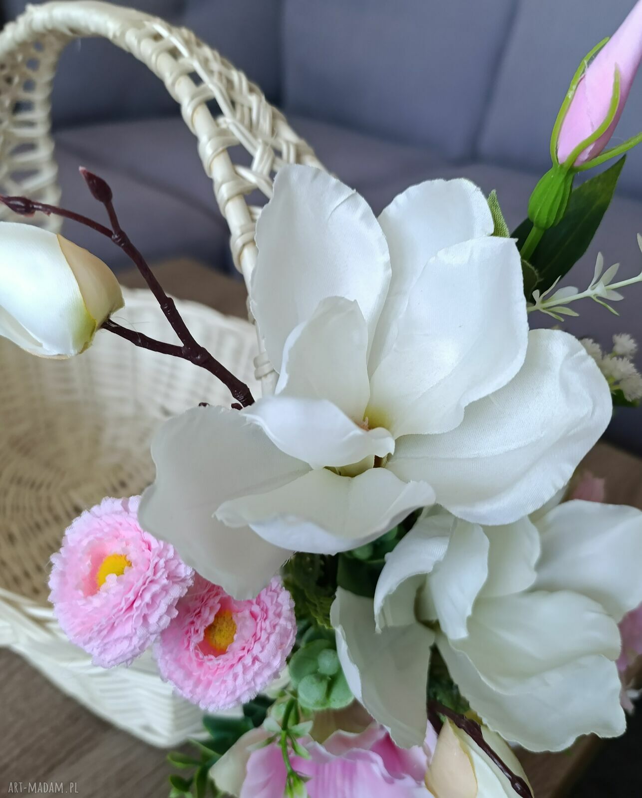 Wielkanocny koszyk wiklinowy dekorowany białymi magnoliami - na święconkę