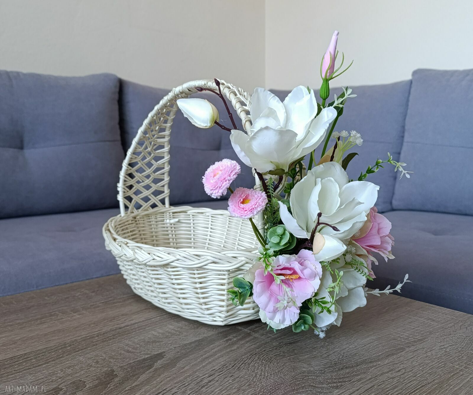 Wielkanocny koszyk wiklinowy dekorowany białymi magnoliami - na święconkę