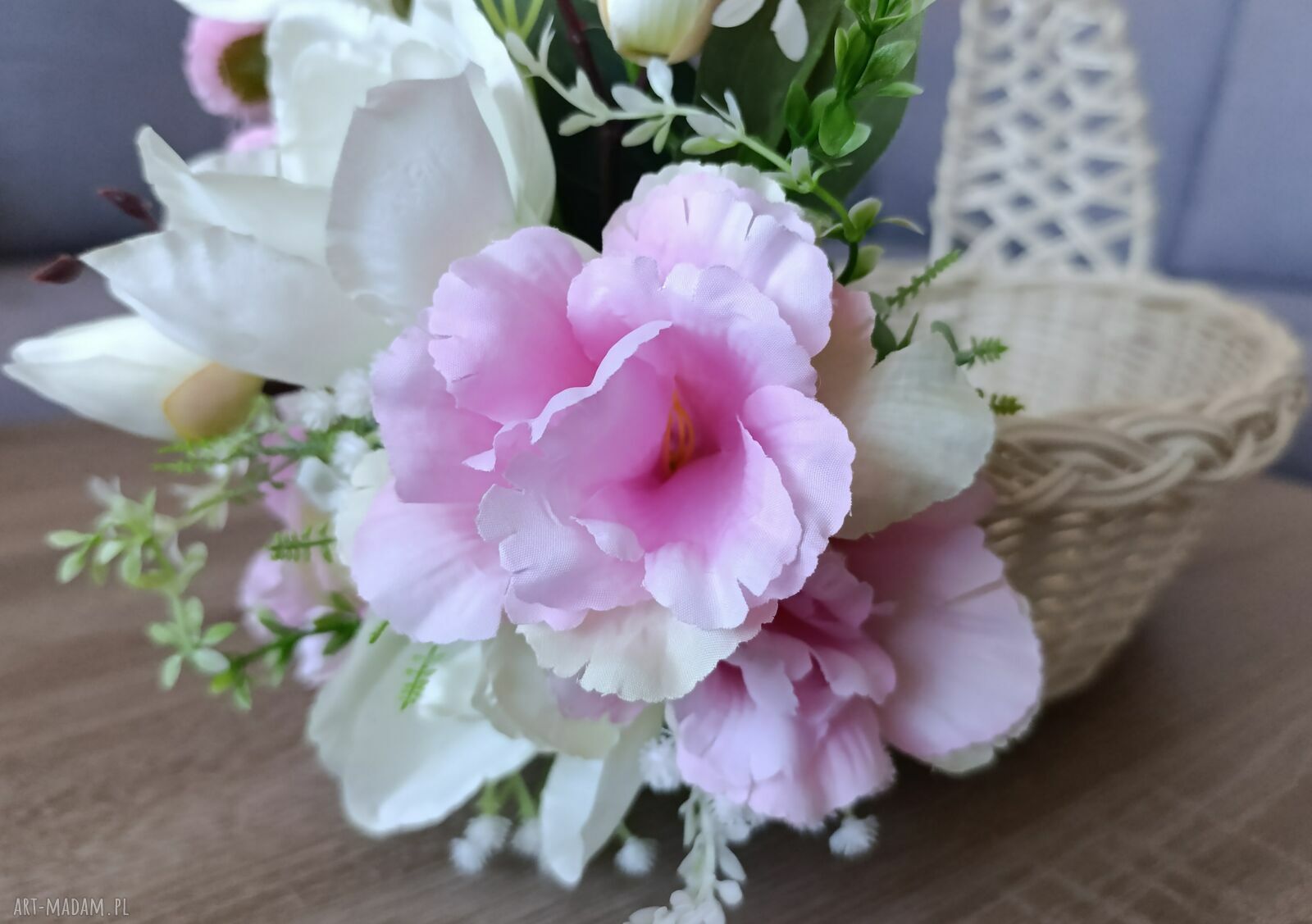 Wielkanocny koszyk wiklinowy dekorowany białymi magnoliami - na święconkę