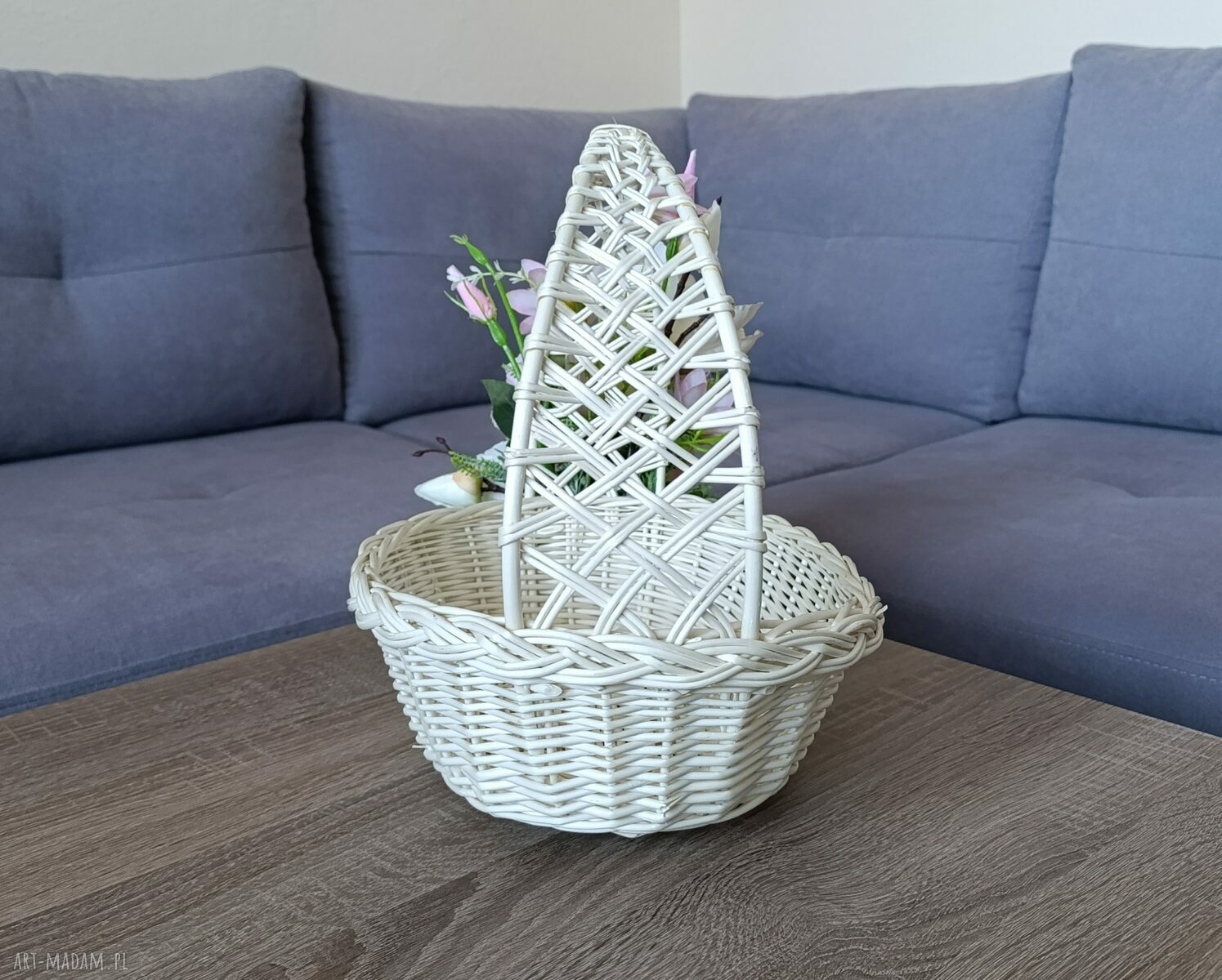 Koszyk wielkanocny z białej wikliny dekorowany magnoliami na święconkę