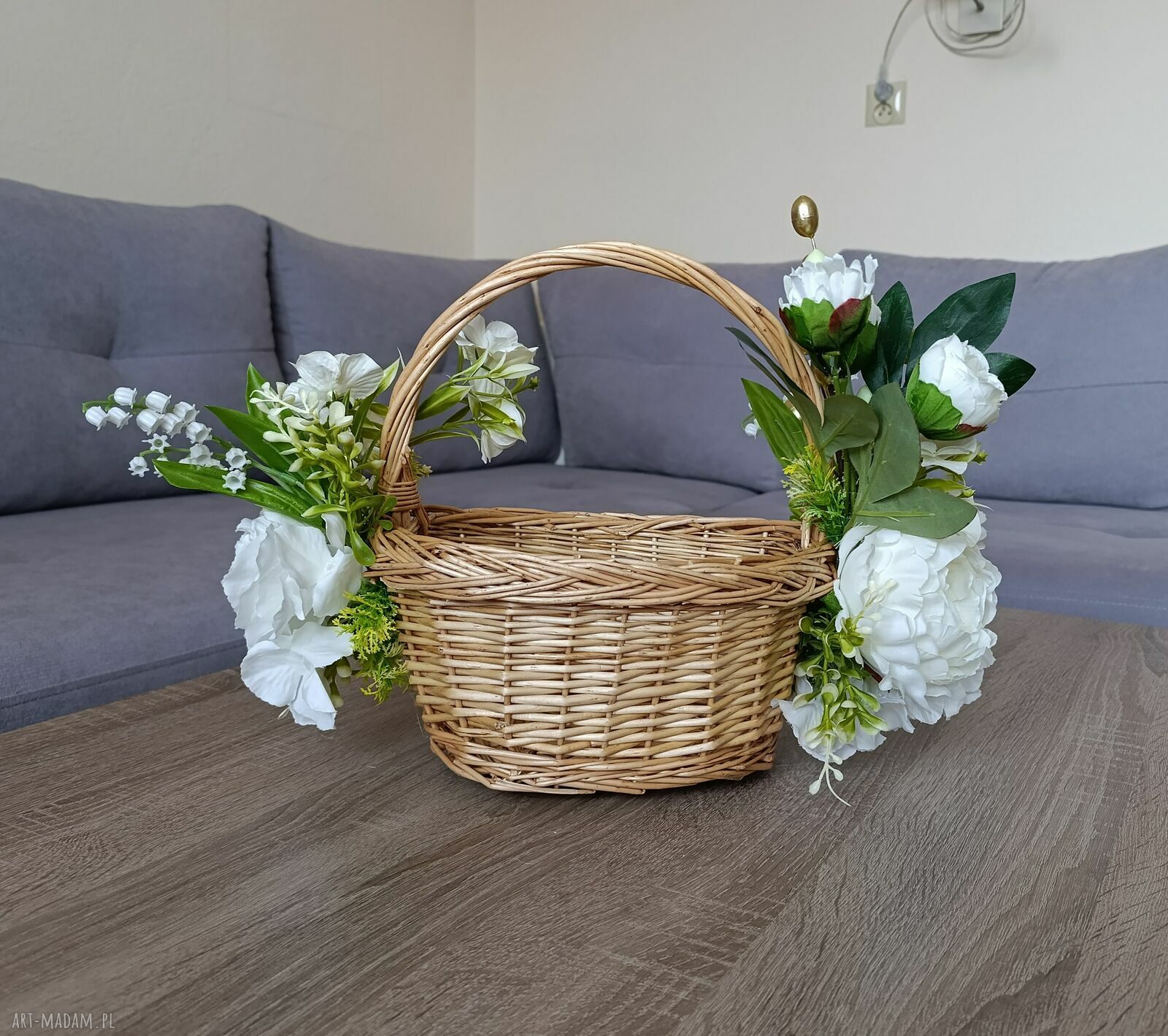 Koszyk wielkanocny na święconkę - wiklinowy rozmiar M z ozdobą kwiatową