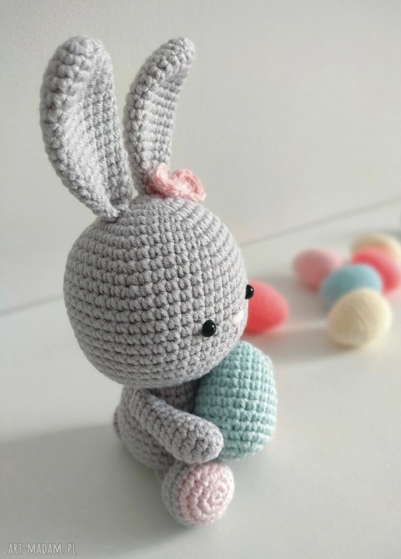 Wielkanocny króliczek z jajeczkiem na szydełku - dekoracja i maskotka handmade