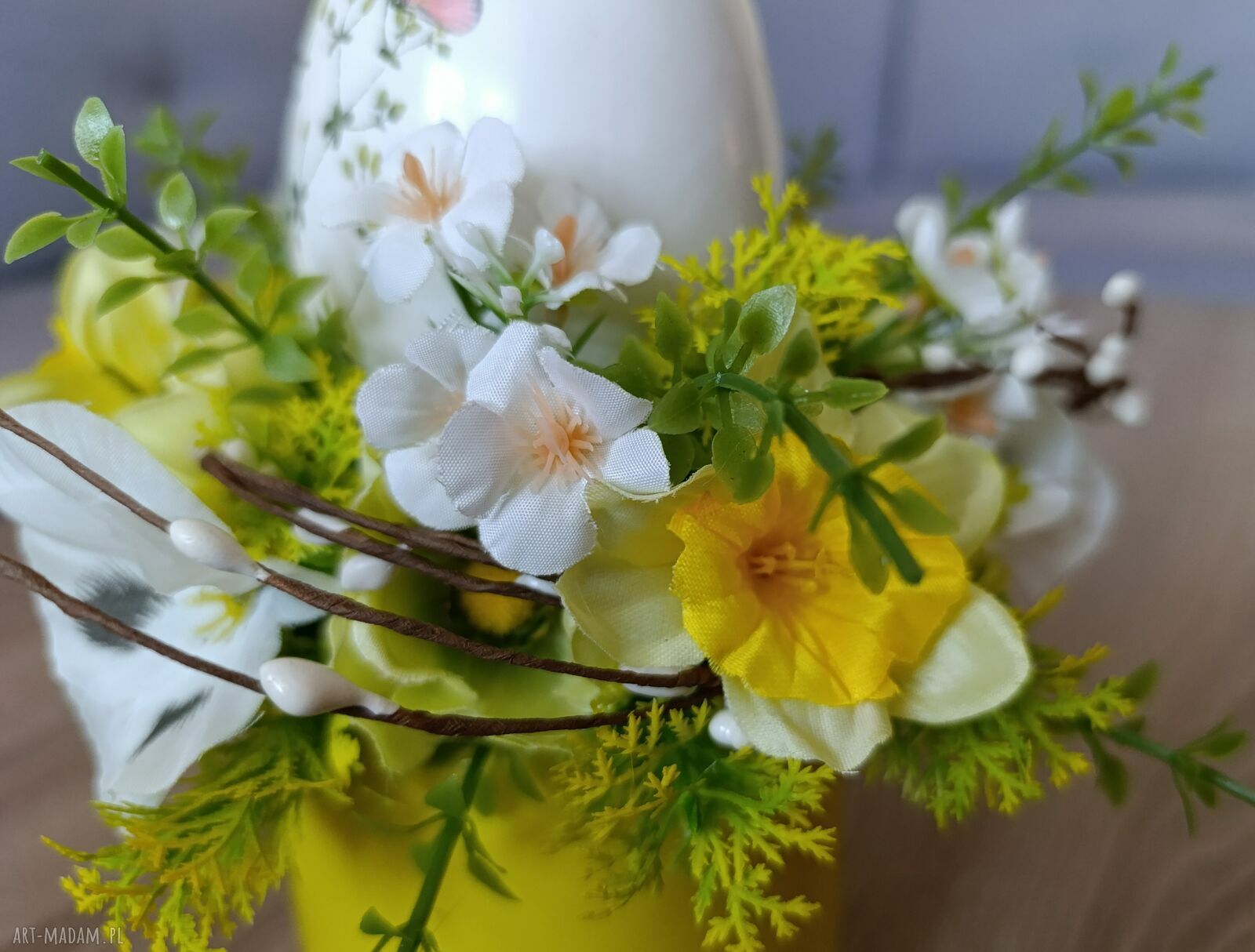 Stroik wielkanocny: ceramiczny kurczak z dużą pisanką