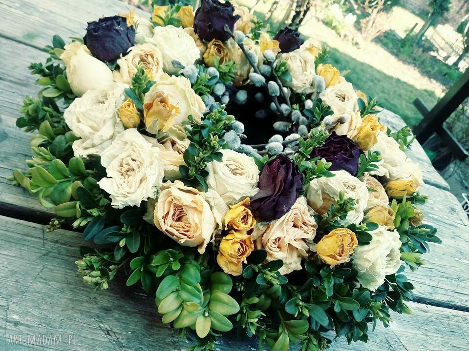 Wielkanocny wiosenny wianek na drzwi lub stół - naturalna dekoracja handmade