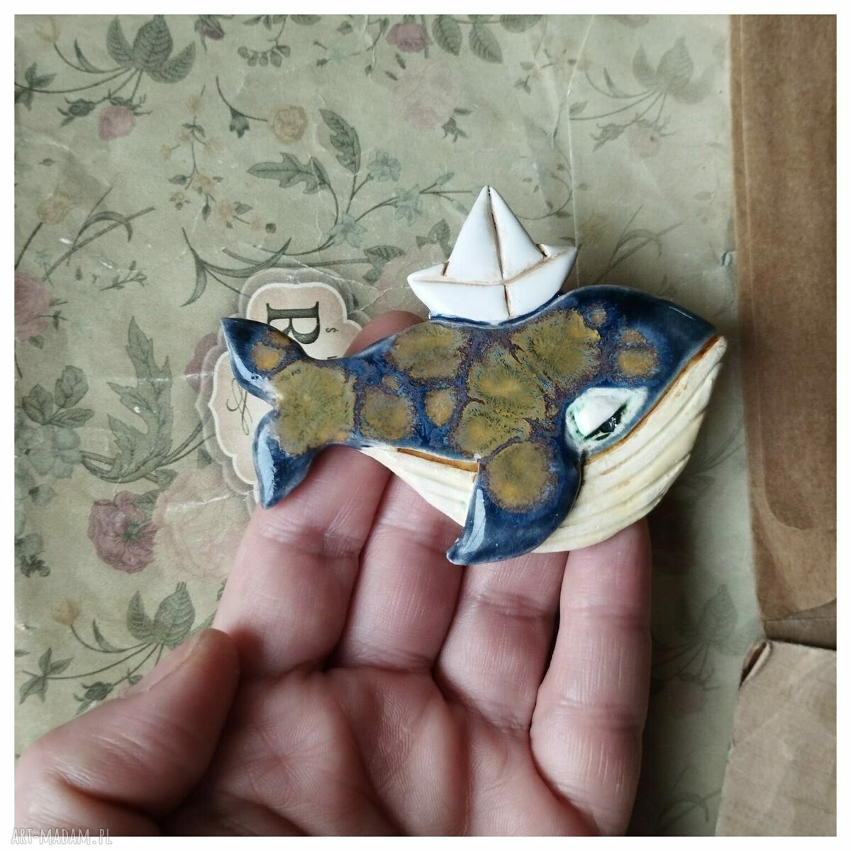 Wielorybek w czapeczce - broszka ceramiczna handmade