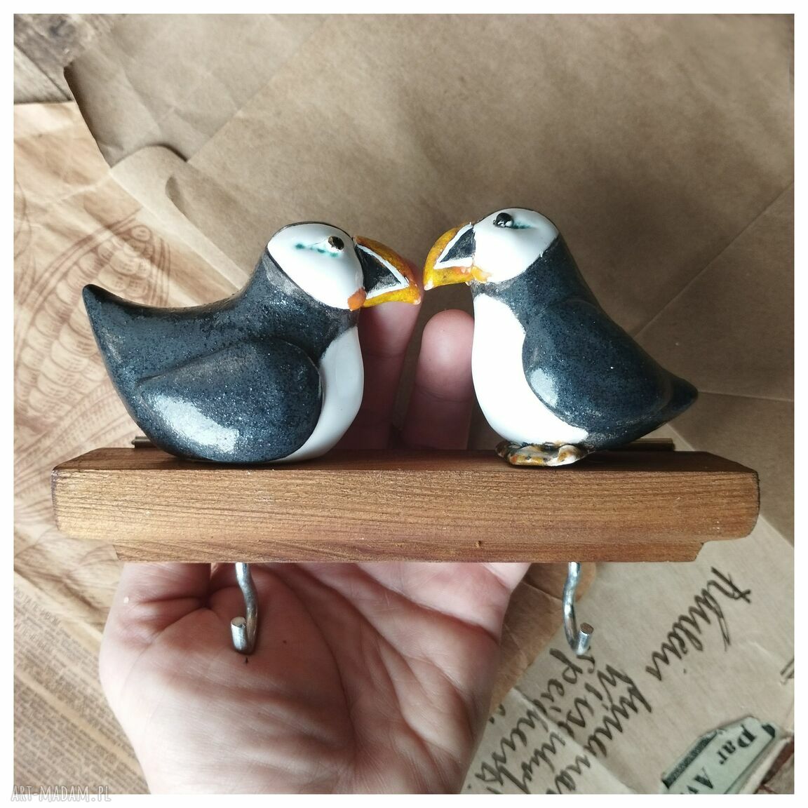 Wieszak z 2 maskonurami - drewniany z ceramicznymi pingwinkami