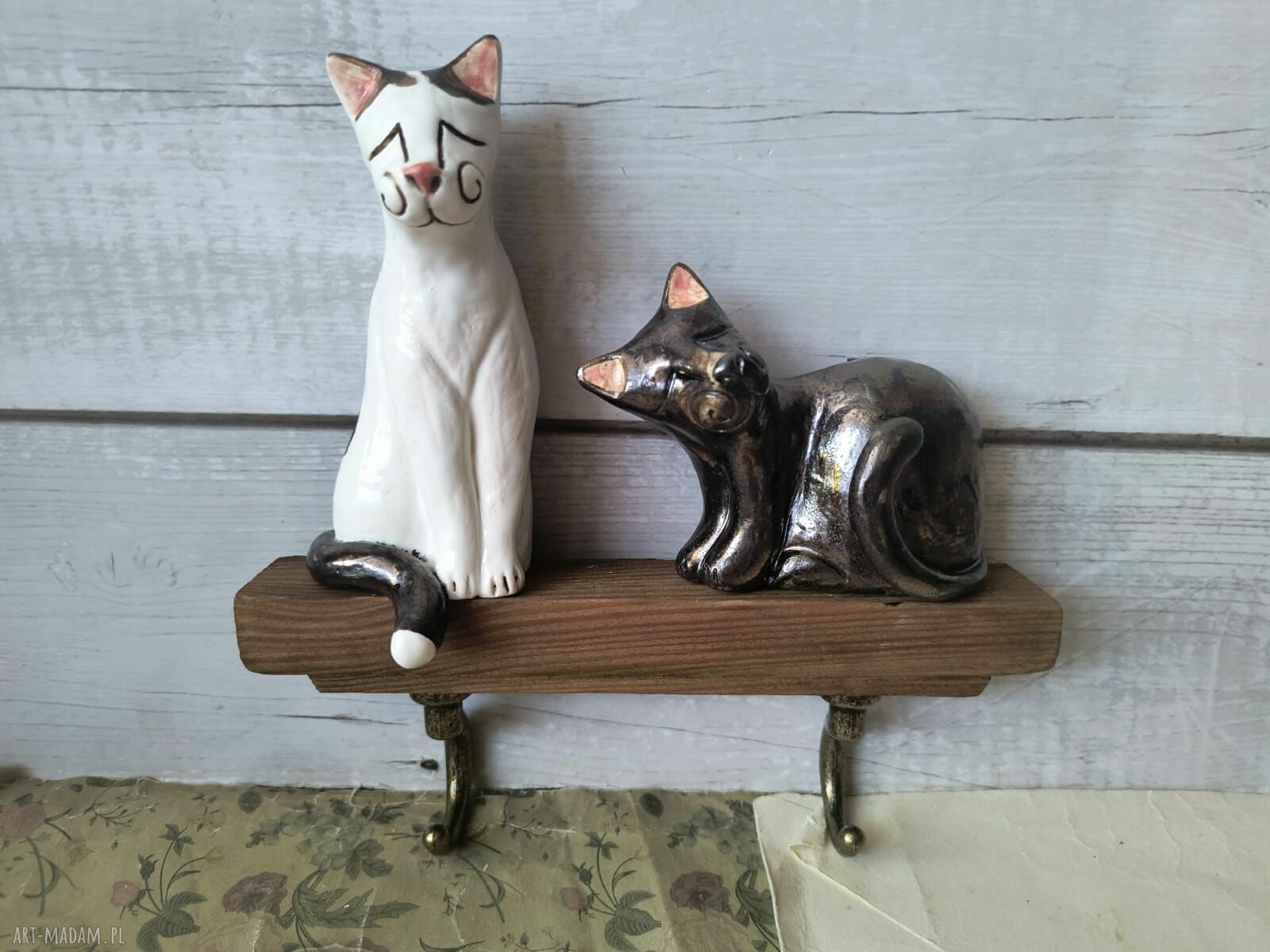 Wieszak ścienny z biało-czarnymi kotami - ceramika handmade na 2 haczyki