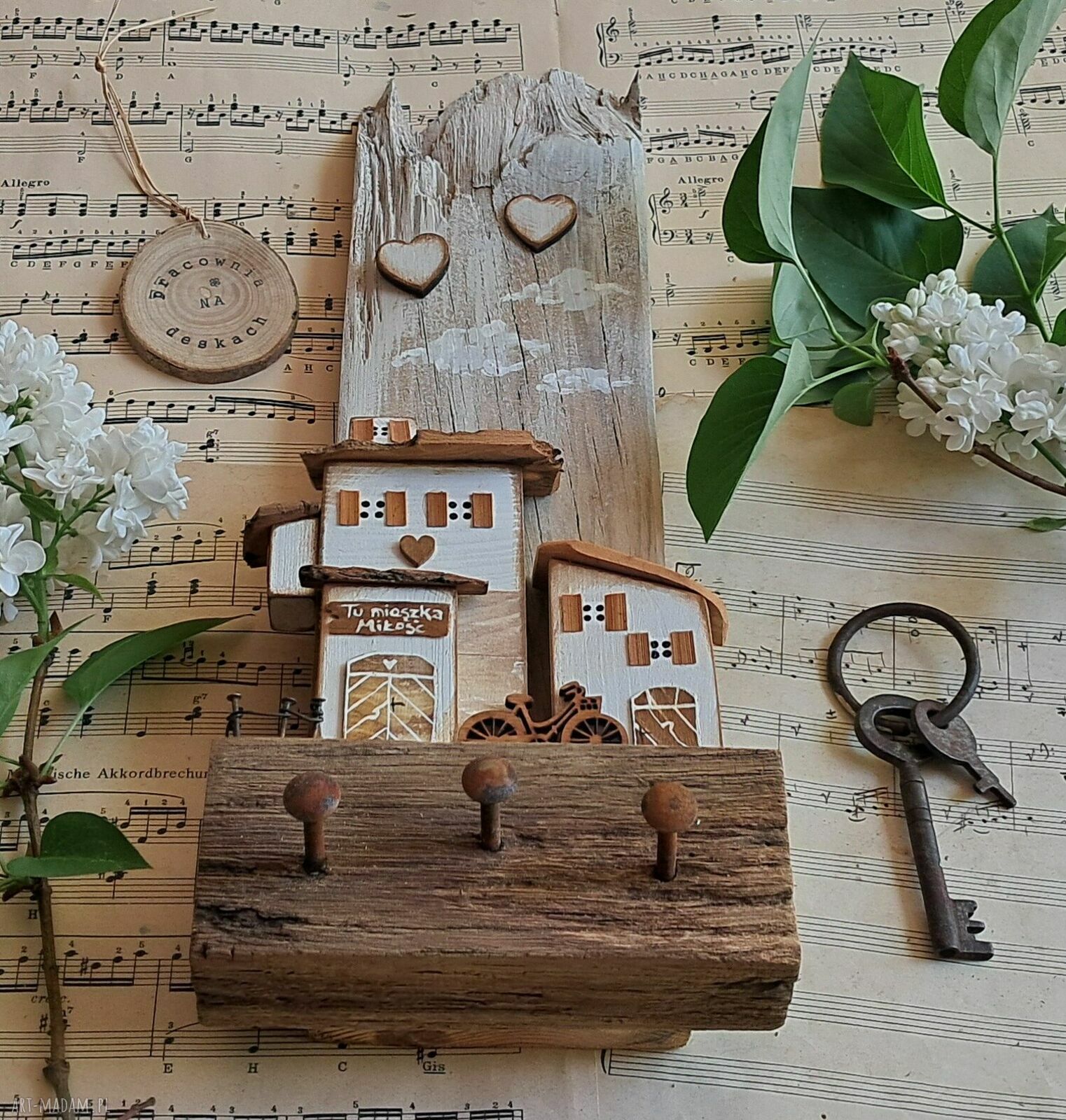 Wieszak z czerwonymi domkami No 1 - drewniany, rustykalny i handmade