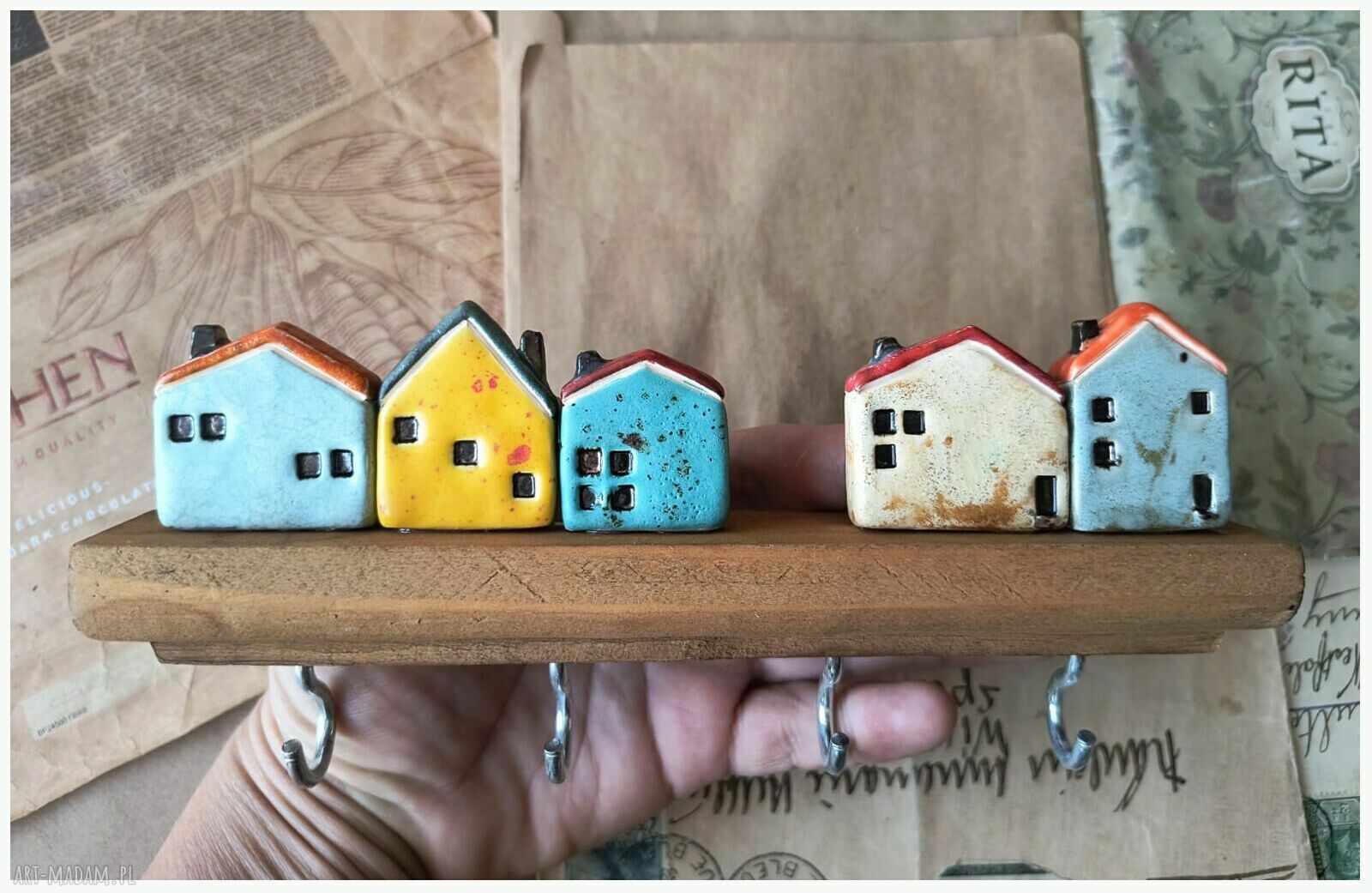 Wieszak z kolorowymi domkami - ceramika handmade do przedpokoju
