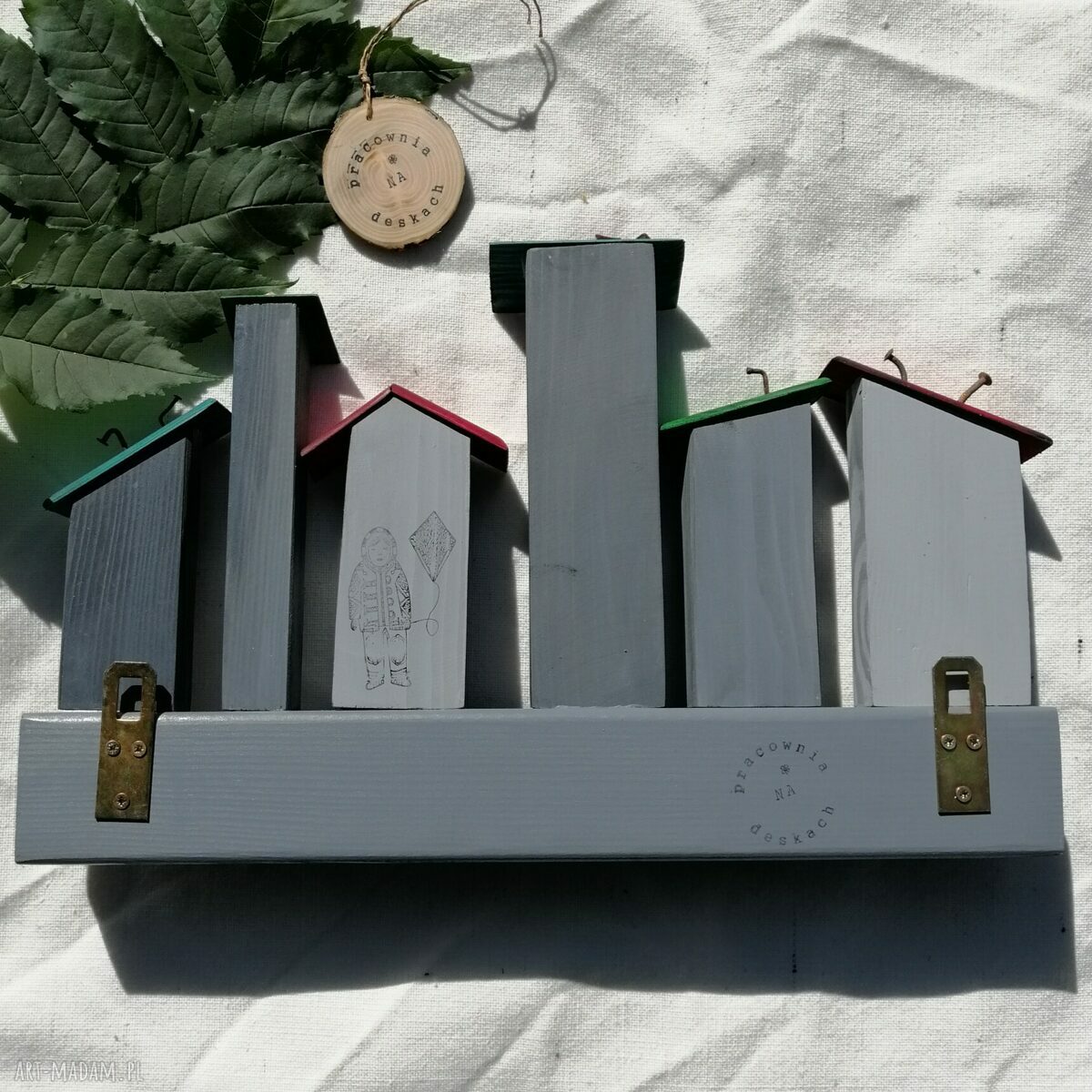 Wieszak z szarymi domkami No 2