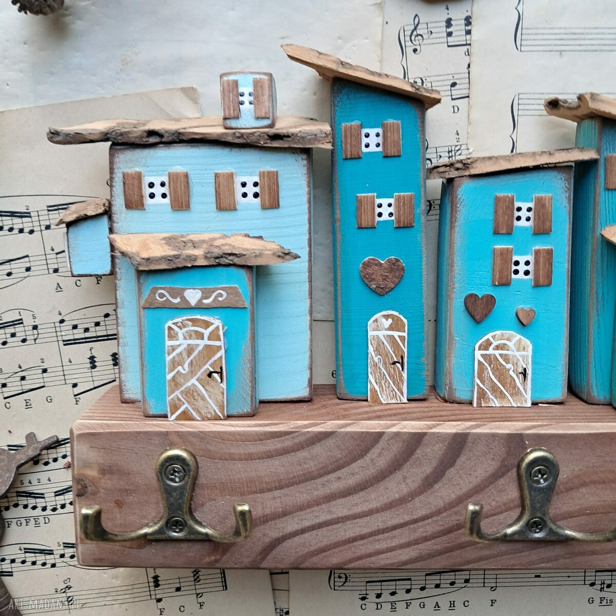 Turkusowy wieszak z drewnianymi domkami na klucze - rustykalny handmade