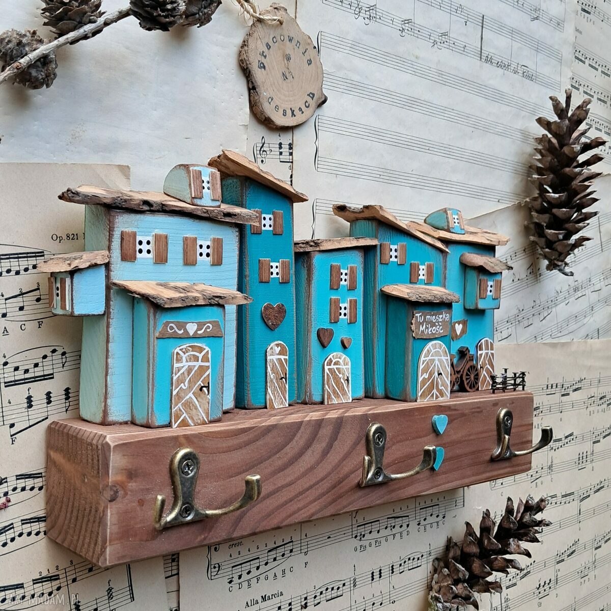 Turkusowy wieszak z drewnianymi domkami na klucze - rustykalny handmade