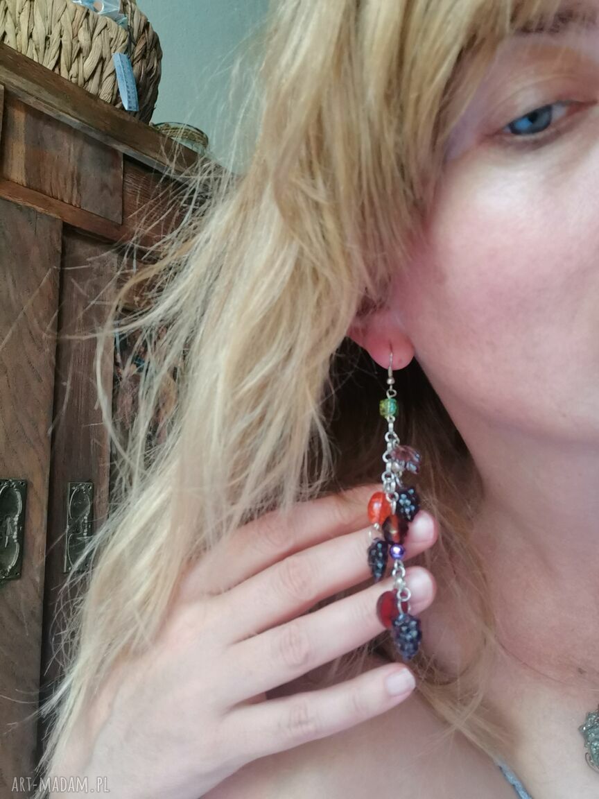 Długie kolczyki winogrona w kolorowym stylu boho - folk