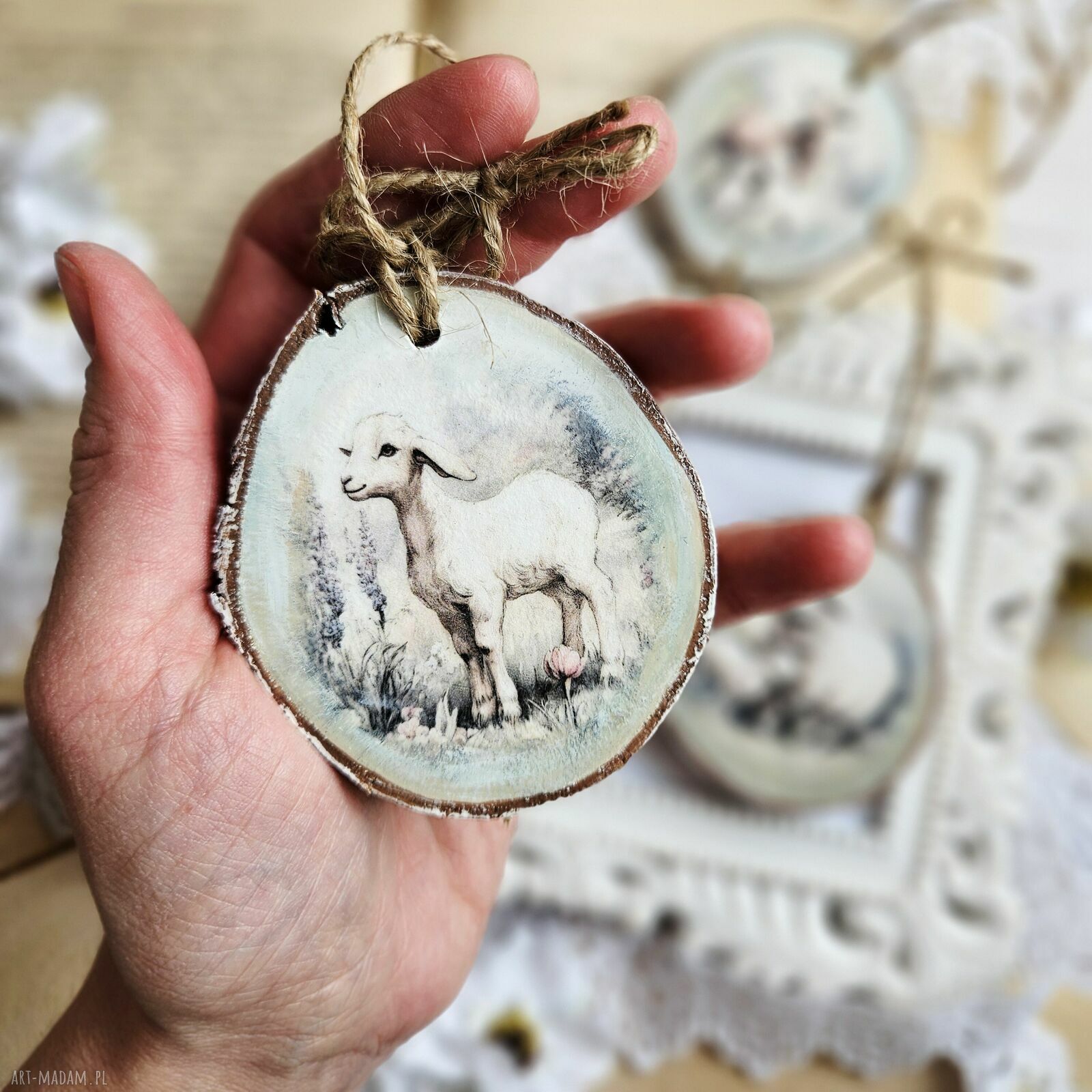 Wiosenne zawieszki-plasterki decoupage z owieczką - pięć sztuk na wielkanoc i do domu