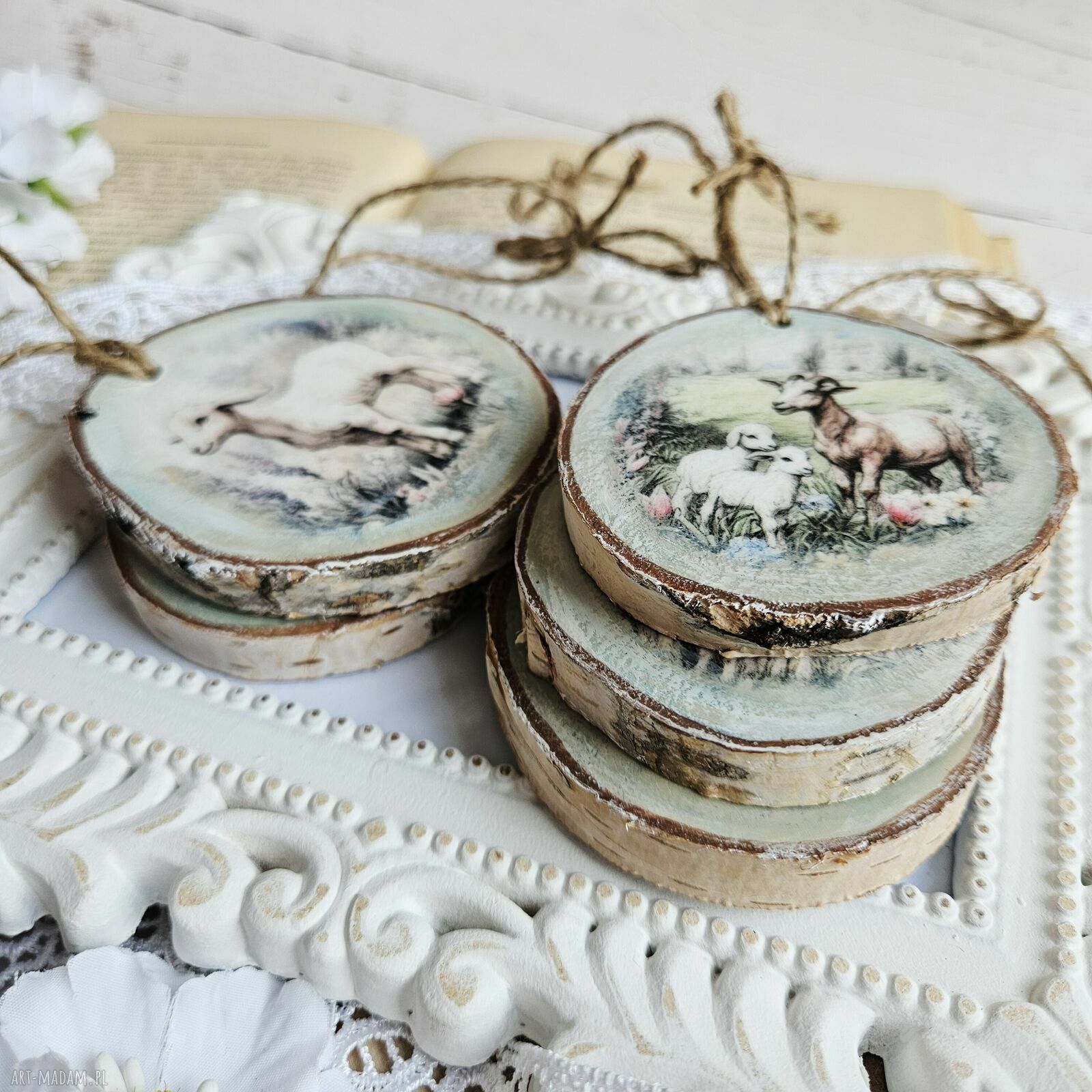 Wiosenne zawieszki-plasterki decoupage z owieczką - pięć sztuk na wielkanoc i do domu