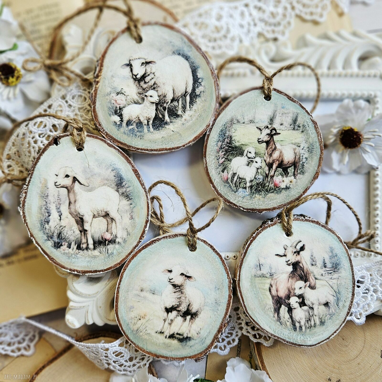 Wiosenne zawieszki-plasterki decoupage z owieczką - pięć sztuk na wielkanoc i do domu