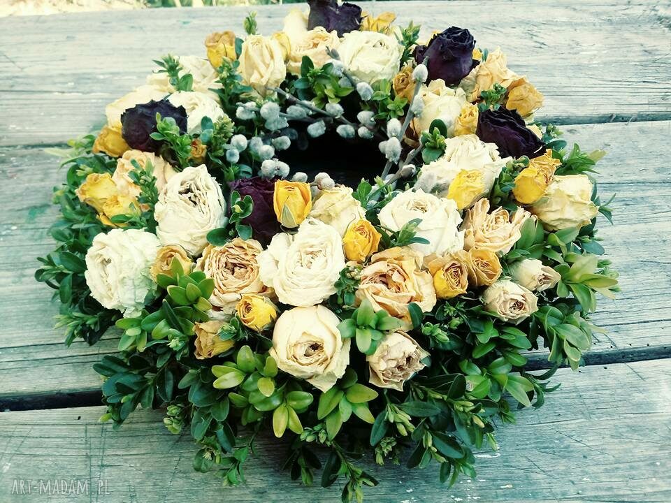 Wielkanocny wiosenny wianek na drzwi lub stół - naturalna dekoracja handmade