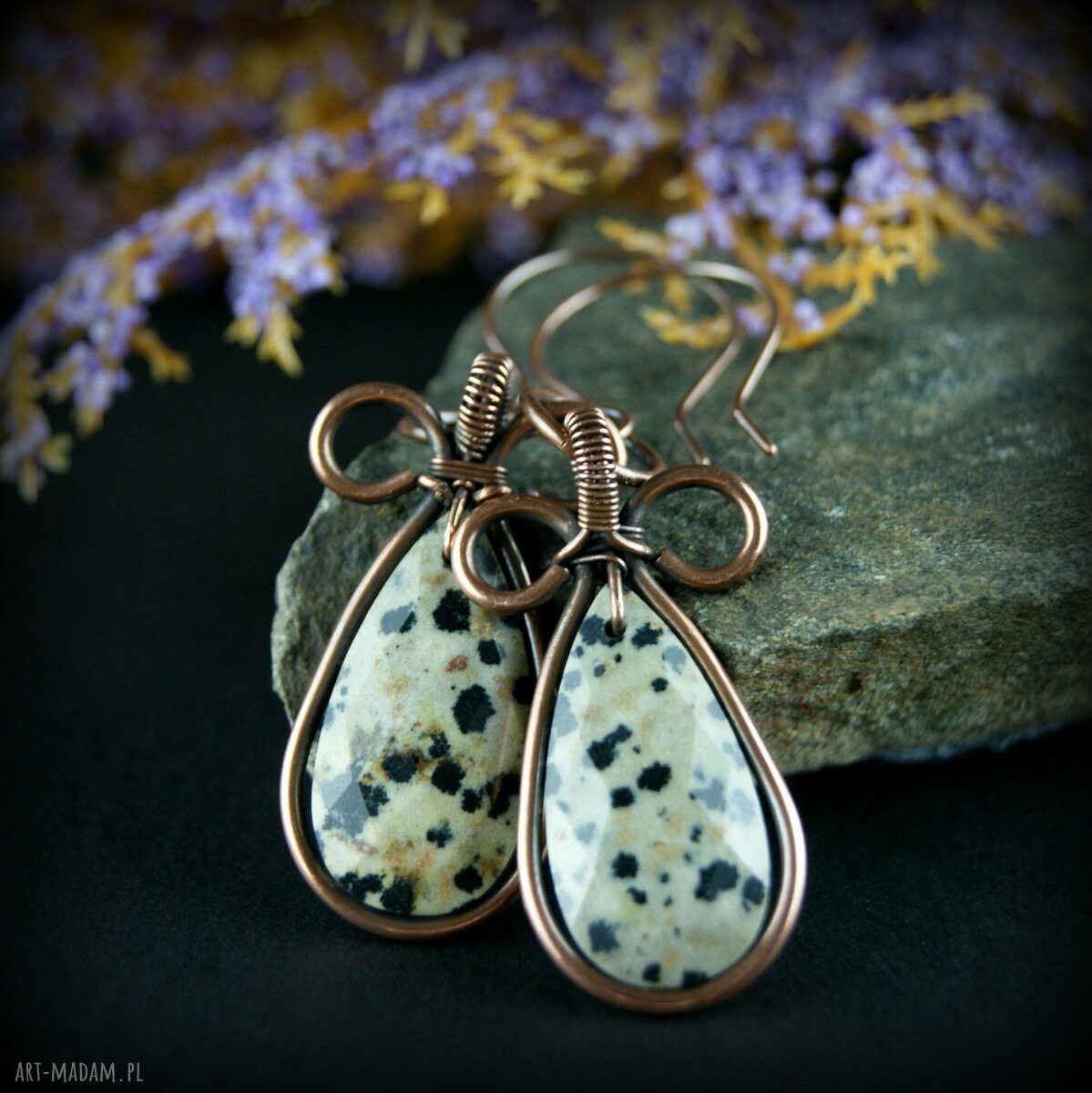 Miedziane kolczyki wire wrapping z jaspisem dalmatyńskim