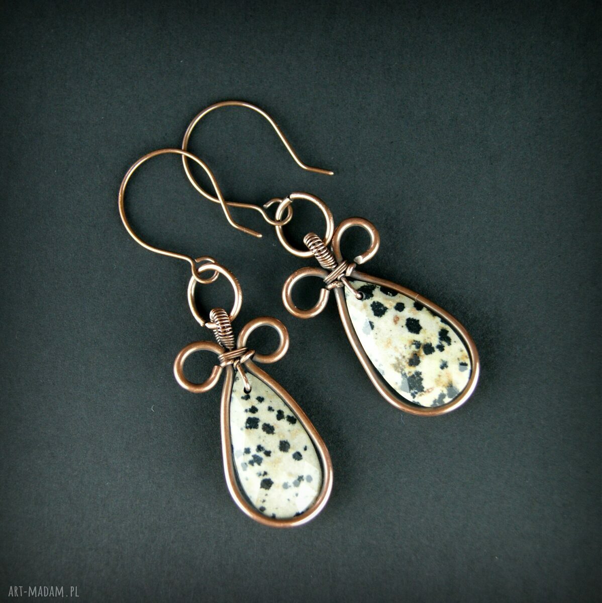 Miedziane kolczyki wire wrapping z jaspisem dalmatyńskim