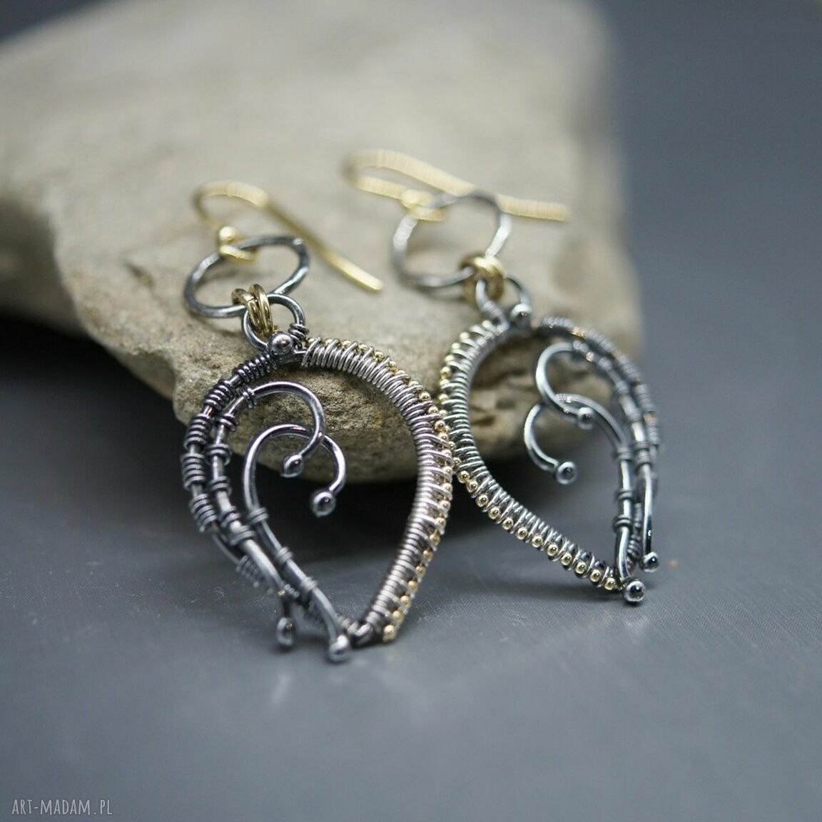 Długie kolczyki wire wrapping Lethias z oksydowanego i pozłacanego srebra