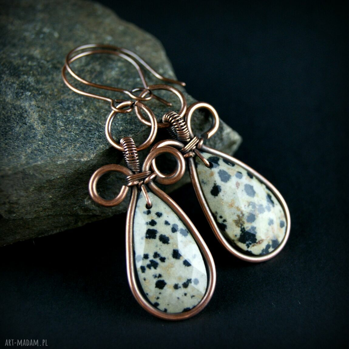 Miedziane kolczyki wire wrapping z jaspisem dalmatyńskim