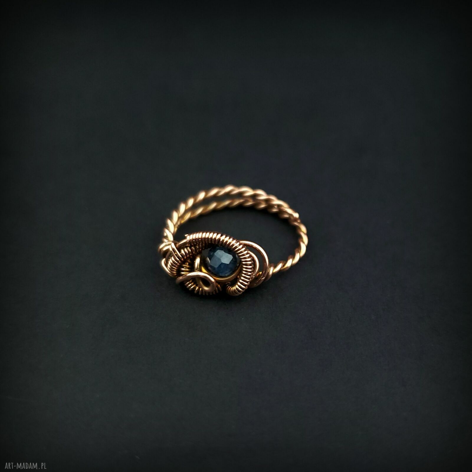Miedziany pierścionek z szafirem wire wrapping - regulowany rozmiar