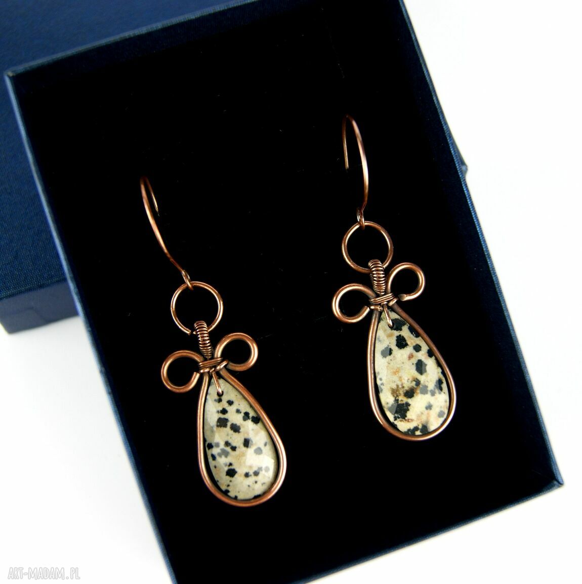 Miedziane kolczyki wire wrapping z jaspisem dalmatyńskim
