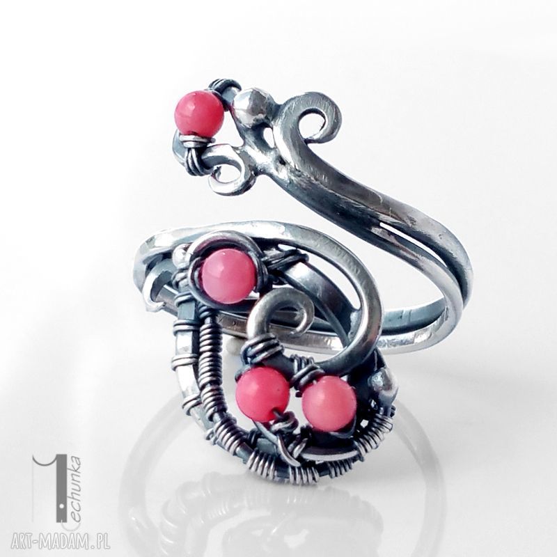 Motyle srebrny pierścionek koralem różowym regulowany