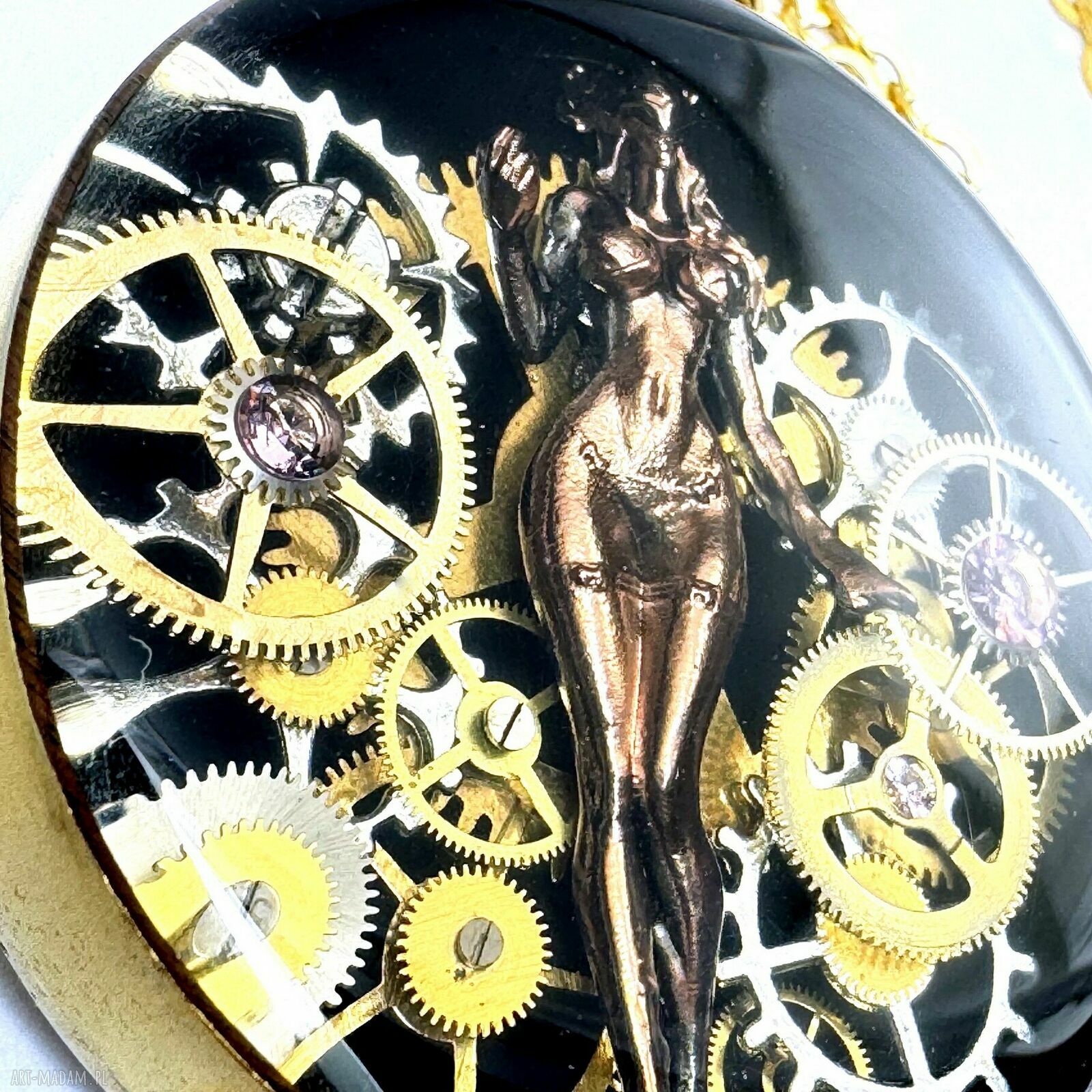 Ręcznie robiony wisior Alien Lady - obcy klimat z mosiężną mozaiką