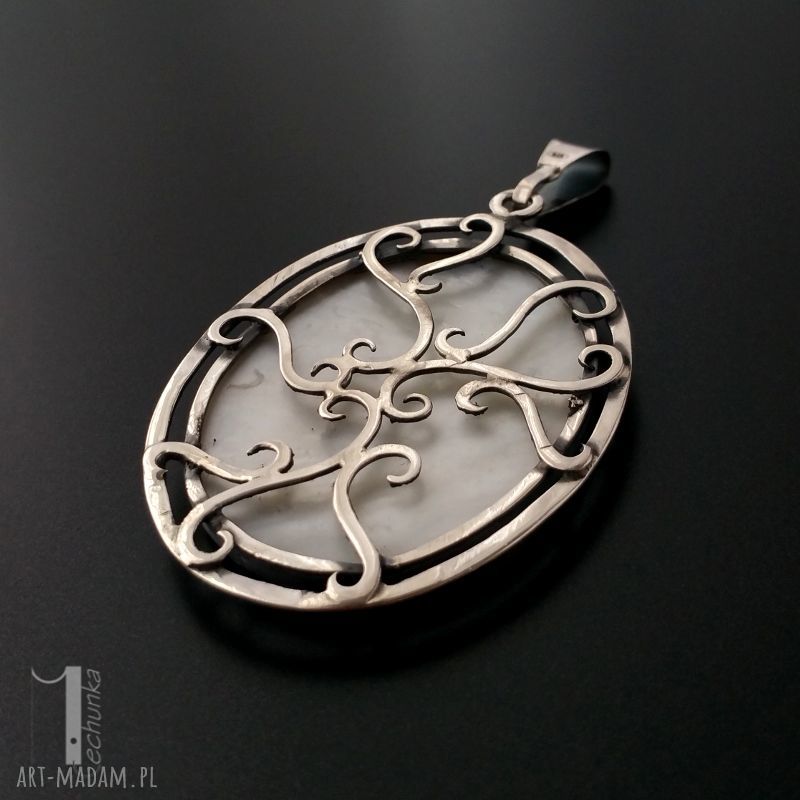 wisiorki: Amfitryta srebrny medalion z masą perłową Handmade