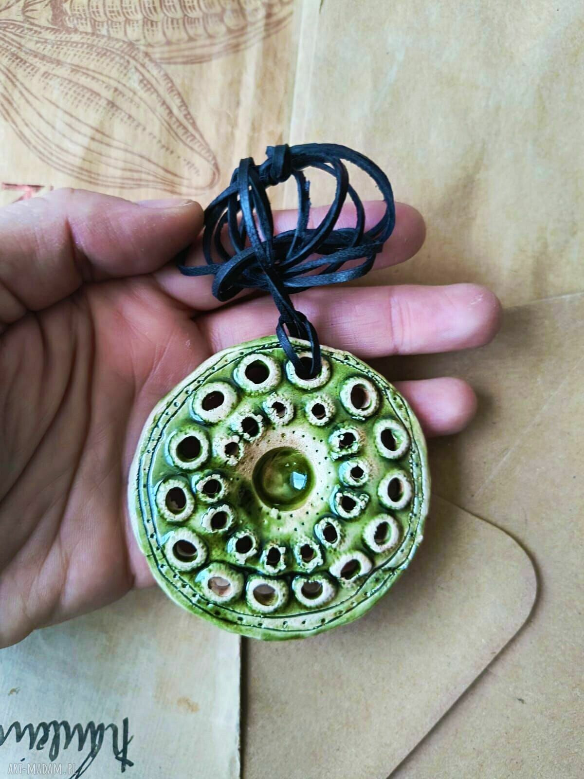 Wisior ażurowy etno z ceramiki w zieleni - handmade