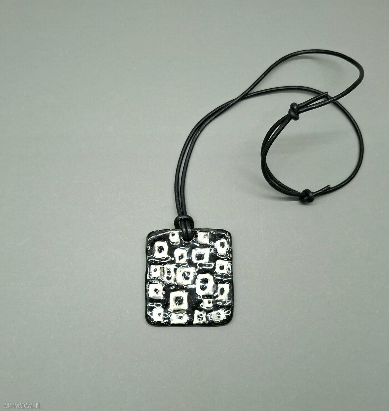 Wisior Czerń i Biel - ceramiczna biżuteria handmade z geometrycznym wzorem