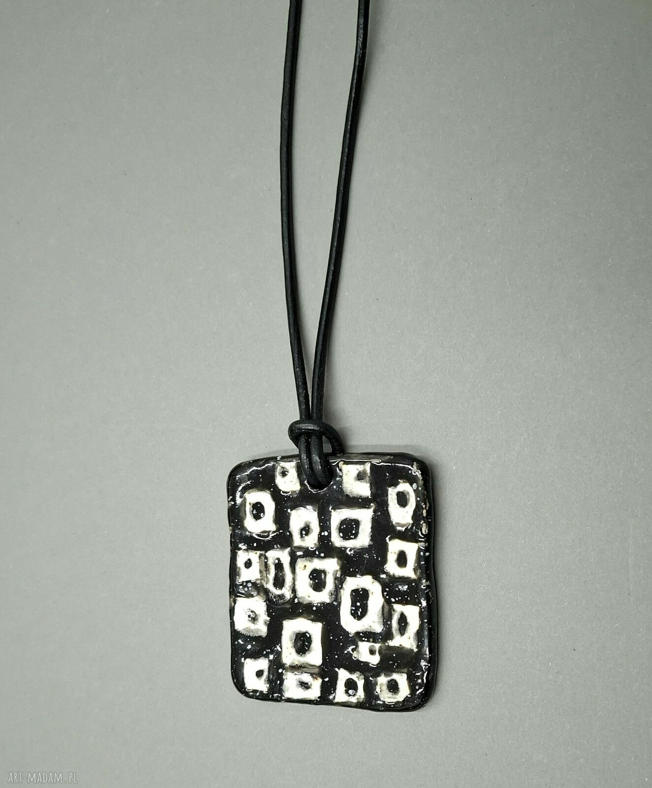 Wisior Czerń i Biel - ceramiczna biżuteria handmade z geometrycznym wzorem